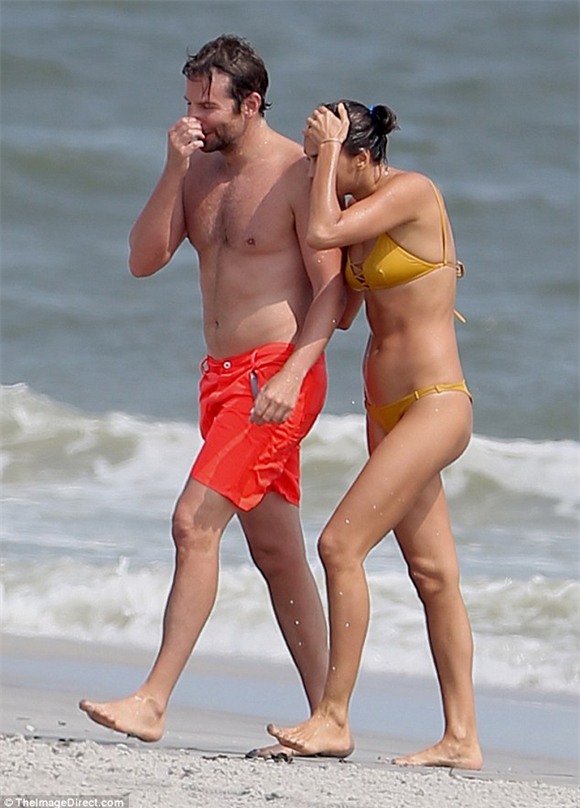 Bồ cũ Ronaldo quấn quýt tình mới trên bờ biển 13