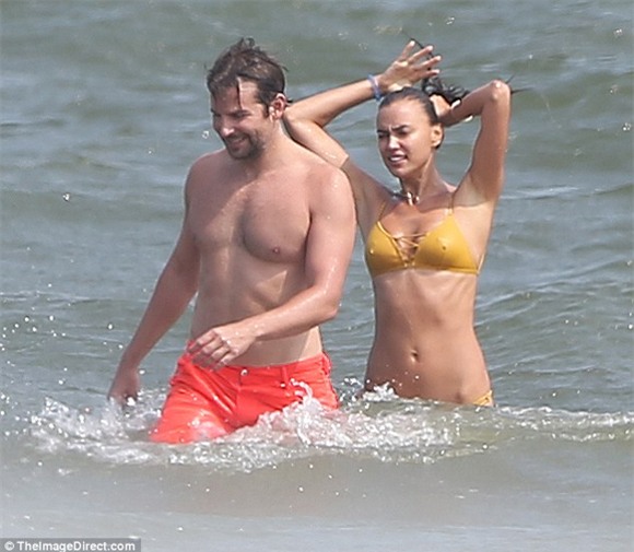 Bồ cũ Ronaldo quấn quýt tình mới trên bờ biển 10