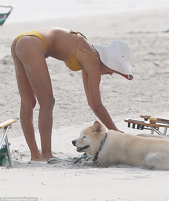 Bồ cũ Ronaldo quấn quýt tình mới trên bờ biển 15