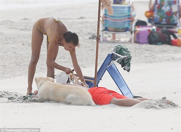 Bồ cũ Ronaldo quấn quýt tình mới trên bờ biển 6