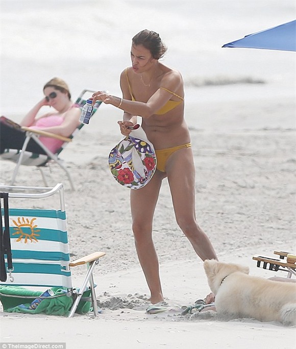 Bồ cũ Ronaldo quấn quýt tình mới trên bờ biển 0