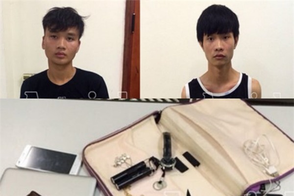 Cảnh sát huyện Sóc Sơn cho hay, cơ quan điều tra ra quyết định khởi tố vụ án hình sự “Trộm cắt tài sản” với hai đối tượng. Tại cơ quan điều tra, hai đối tượng thừa nhận hành vi trộm cắp tài sản. (Ảnh hai đối tượng sau khi bị bắt giữ và tang vật. Ảnh: ANTĐ)
