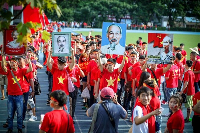 Cổ động viên Việt Nam khoe sắc đỏ trên sân của Đài Loan