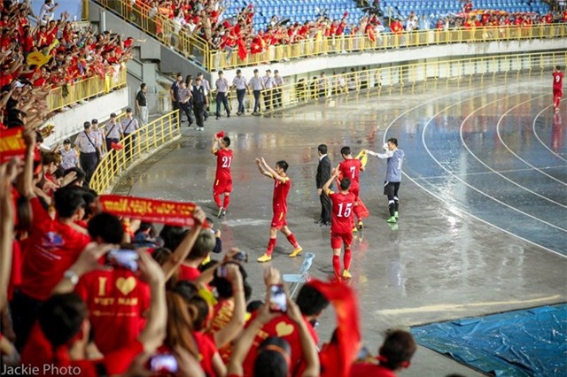 Cổ động viên Việt Nam khoe sắc đỏ trên sân của Đài Loan