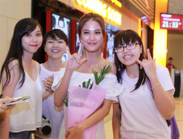 Nữ diễn viên Ning Saranya chụp ảnh cùng người hâm mộ ở họp báo. Trong phim, cô vào vai Ning, con gái chủ tiệm cà phê nhỏ.