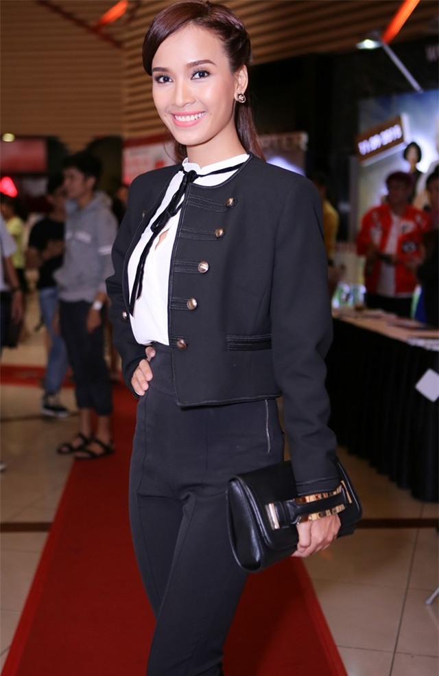 Ca sĩ Ái Phương dần có cuộc lột xác từ phong cách thời trang ngọt ngào, nữ tính sang cá tính. Trong sự kiện, cô trang điểm theo phong cách ấn tượng.