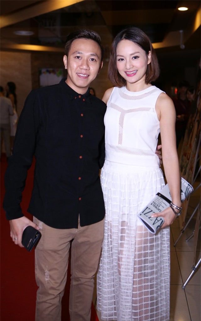 Nữ diễn viên Lan Phương vui vẻ hội ngộ danh hài Anh Đức trong buổi công chiếu.