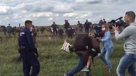 Nữ nhân viên quay phim mất việc vì ngáng chân người di cư