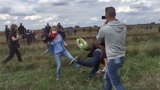 Sau đó, bà ngáng chân ông khiến cả 2 cha con bị vấp té. Ảnh: News.com.au