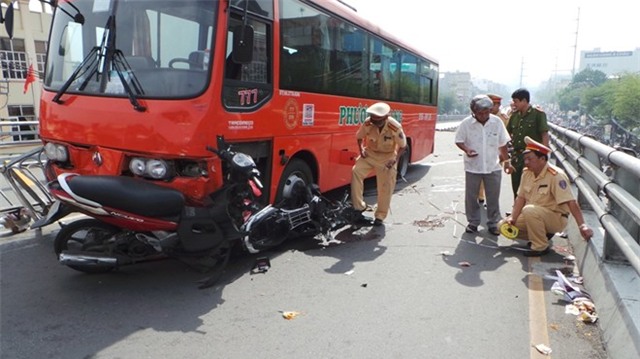 Cô gái bị xe Phương Trang hất văng từ cầu vượt xuống đường