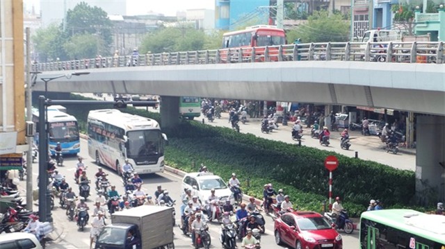 Cô gái bị xe Phương Trang hất văng từ cầu vượt xuống đường