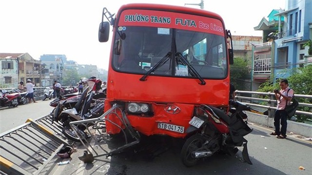 Hiện trường ôtô tông 7 xe máy vỡ nát trên cầu vượt