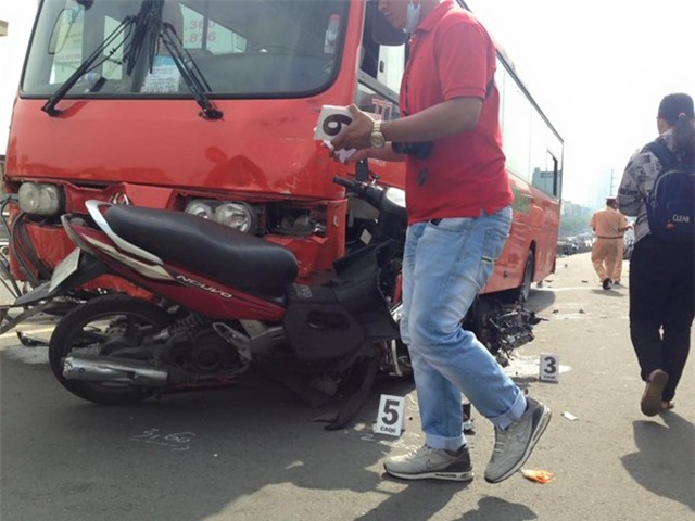 Hiện trường ôtô tông 7 xe máy vỡ nát trên cầu vượt