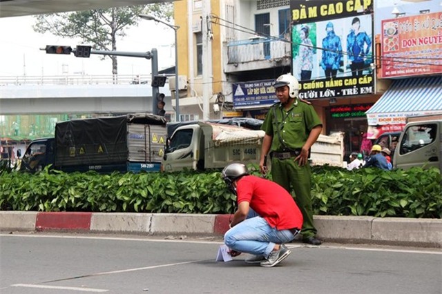 Hiện trường ôtô tông 7 xe máy vỡ nát trên cầu vượt