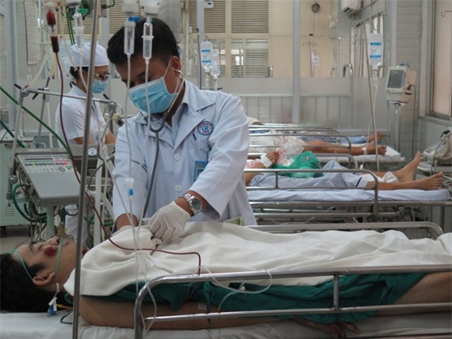 Tài xế xe Phương Trang ôm em bé 1 tuổi đi cấp cứu