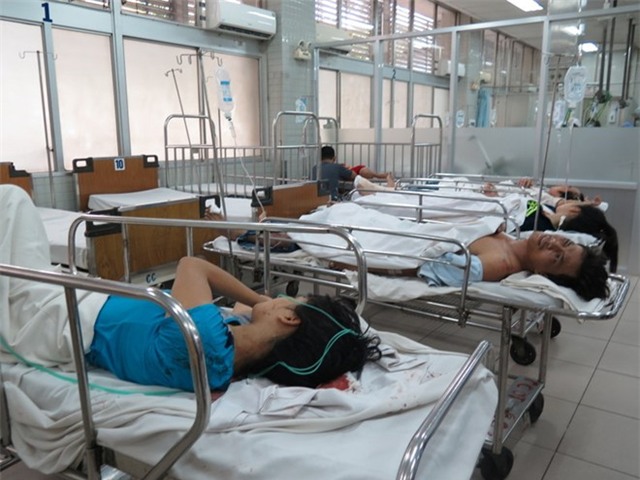 Tài xế xe Phương Trang ôm em bé 1 tuổi đi cấp cứu