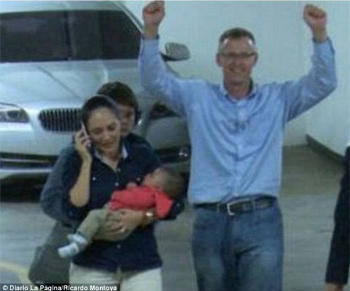 Bé sơ sinh về với bố mẹ ruột sau 3 tháng bị đánh tráo - 3