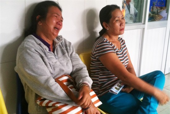 Bé gái được tài xế bế đưa đi cấp cứu ngưng tim hơn 10 lần