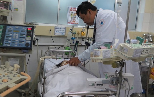 Bé gái được tài xế bế đưa đi cấp cứu ngưng tim hơn 10 lần