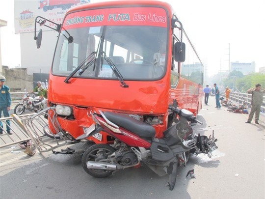 Hiện trường vụ tai nạn ngày 9/9 tại cầu vượt Cây Gõ làm 1 người chết, 8 bị thương.