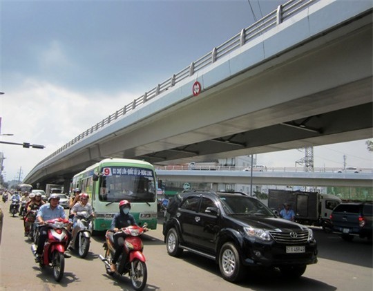 Chiều cao của cầu vượt Cây Gõ là 4,75 m nhưng thành cầu khá thấp.