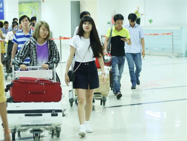 Sau khi đoạt giải Nữ diễn viên ấn tượng trong lễ trao giải VTV Awards, Nhã Phương không cùng về TP HCM với “bạn trai tin đồn” Trường Giang mà nán lại Hà Nội, cùng bạn diễn Kang Tae Oh tham dự Fan Meeting. Với lịch làm việc dày đặc, Nhã Phương xuất hiện bên cạnh trợ lý tại sân bay với vẻ ngoài có phần mệt mỏi.