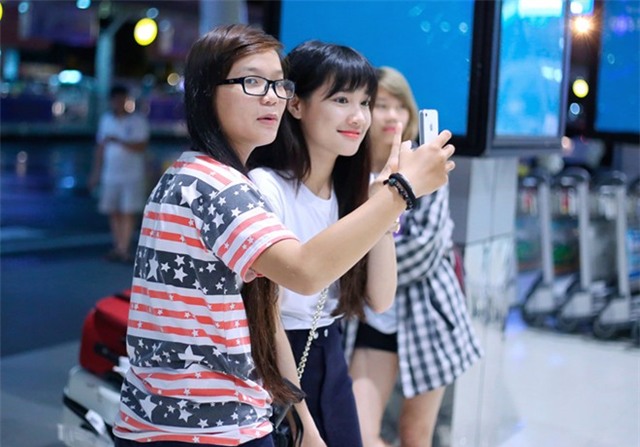 Nhã Phương về Sài Gòn lúc nửa đêm do trễ chuyến bay 1 tiếng