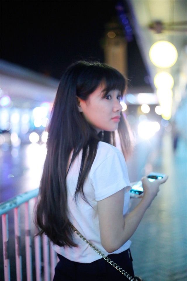 Nhã Phương về Sài Gòn lúc nửa đêm do trễ chuyến bay 1 tiếng