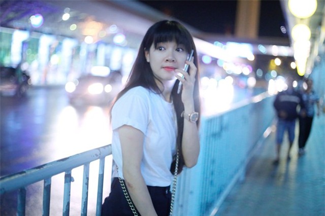 Nhã Phương về Sài Gòn lúc nửa đêm do trễ chuyến bay 1 tiếng