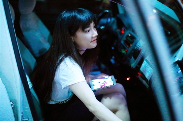 Nhã Phương về Sài Gòn lúc nửa đêm do trễ chuyến bay 1 tiếng