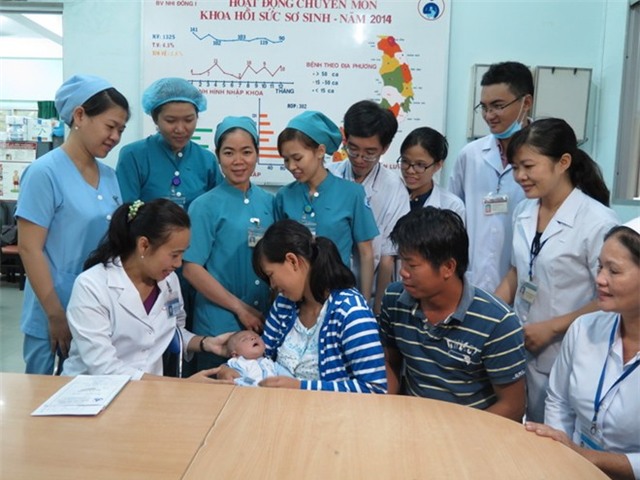 Các y bác sĩ đón tiếp bé Phát tái khám tại khoa Hồi sức sơ sinh. Ảnh: Khánh Trung.