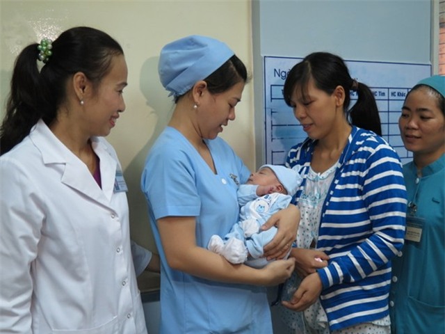 Bé trai bị đâm xuyên sọ tăng 0,5 kg sau 2 tuần xuất viện