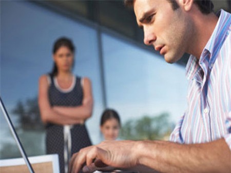 7 dấu hiệu cho thấy công việc đang giết chết hôn nhân - 1