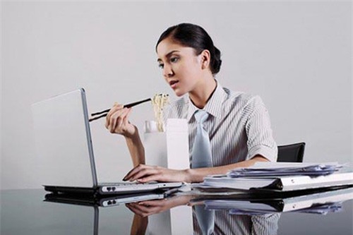 7 dấu hiệu cho thấy công việc đang giết chết hôn nhân - 3