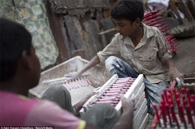 Công việc trong xưởng bóng bay của trẻ em Bangladesh