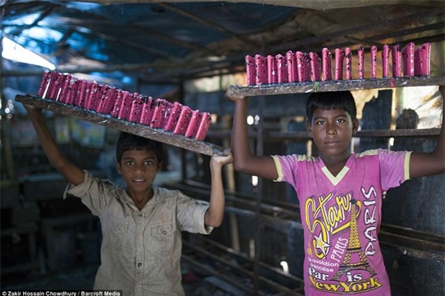 Công việc trong xưởng bóng bay của trẻ em Bangladesh