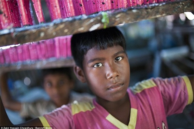 Công việc trong xưởng bóng bay của trẻ em Bangladesh
