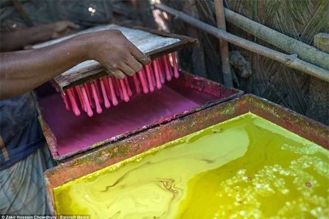 Công việc trong xưởng bóng bay của trẻ em Bangladesh