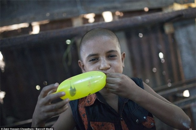 Công việc trong xưởng bóng bay của trẻ em Bangladesh