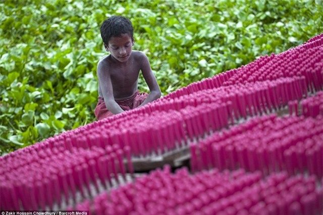 Công việc trong xưởng bóng bay của trẻ em Bangladesh