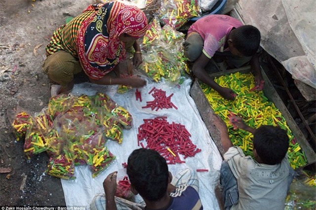 Công việc trong xưởng bóng bay của trẻ em Bangladesh