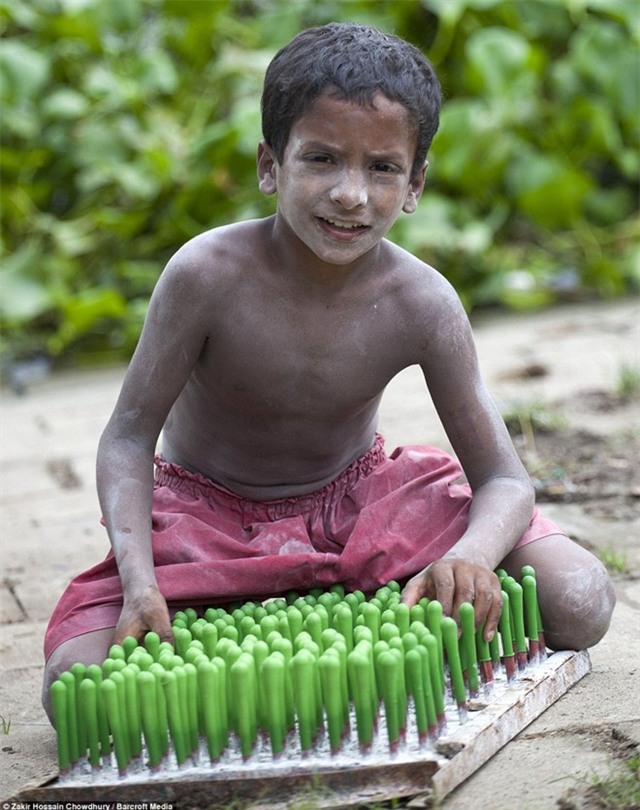Công việc trong xưởng bóng bay của trẻ em Bangladesh