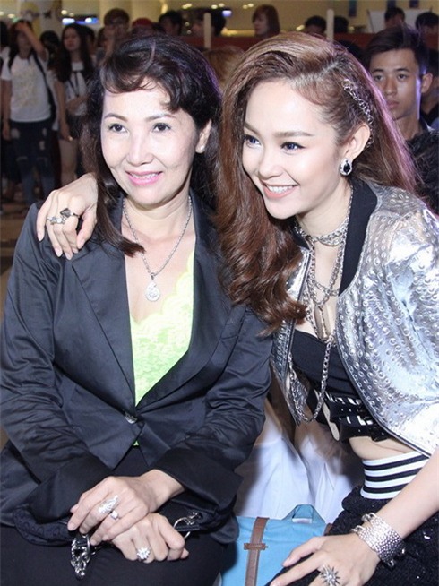 Minh Hằng lần đầu khoe mẹ và em trai tại sự kiện - 5