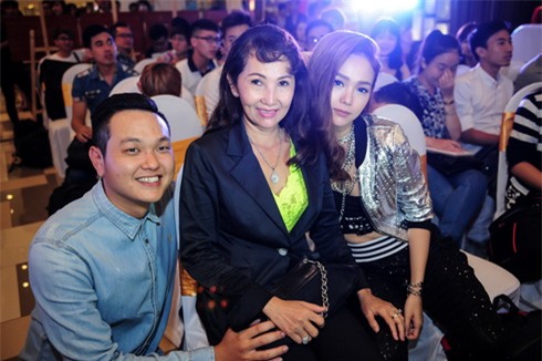 Minh Hằng lần đầu khoe mẹ và em trai tại sự kiện - 8