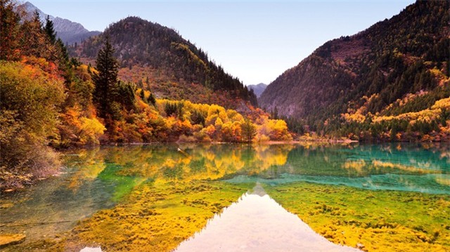 Vùng này được hình thành trên dãy núi đá vôi trầm tích thuộc các cạnh của cao nguyên Tây Tạng, nổi tiếng nhờ hệ thống hồ nước đa sắc và các thác nước nhiều tầng cùng các đỉnh núi phủ đầy tuyết trắng khi đông về. Ảnh: Sina