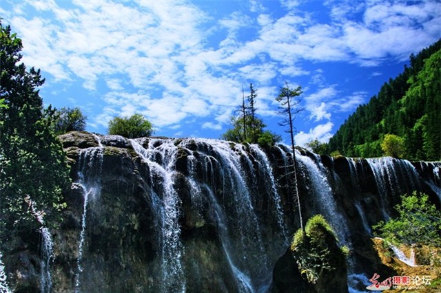 Dọc theo các thung lũng du khách sẽ đi qua rất nhiều hồ nước, thác nước đẹp, từng xuất hiện trong nhiều bộ phim truyền hình, như hồ Tiễn Trúc đã xuất hiện trong phim “Anh hùng”, bãi cạn Trân Châu từng là điểm quay các cảnh trong “Tây Du Ký”, ...Ảnh: Gmw