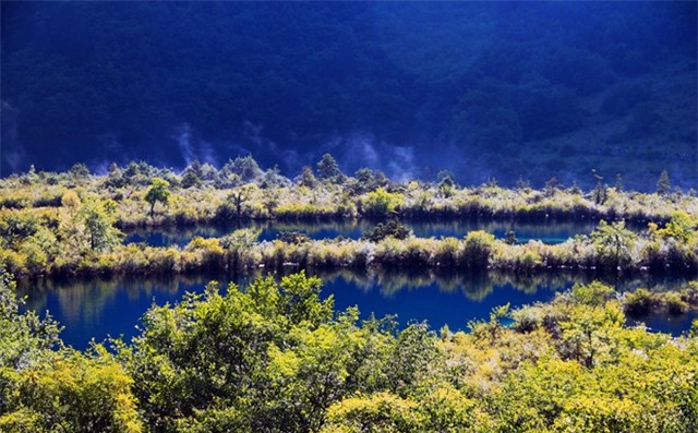 Nhiệt độ khu Cửu Trại Câu cao nhất là vào tháng 7 và 8 hằng năm, từ 18 đến 24 độ C. Dù mỗi mùa đều có nét riêng và vẻ đẹp khác nhau nhưng vào mùa thu nơi đây cảnh sắc được đánh giá là đẹp nhất, lãng mạn nhất. Ảnh: Baike