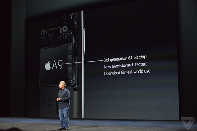 5. Vi xử lý A9, RAM 2 GB: Năm nay, Apple nâng cấp phần cứng cho smartphone với vi xử lý tri-core A9 mới và RAM 2 GB. Vi xử lý mới cho tốc độ xử lý nhanh hơn 70% và khả năng đồ hoạ hơn 90% con chip A8 trên thiết bị tiền nhiệm. Đây cũng là lần đầu tiên iPhone thế hệ mới được nâng cấp RAM sau nhiều năm giữ dung lượng 1 GB.