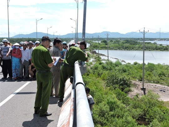 Cơ quan chức năng tiến hành khám nghiệm hiện trường.