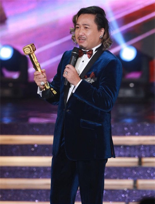 Cổ Minh Hoa khi đạt giải Nam diễn viên phụ xuất sắc TVB năm 2012.